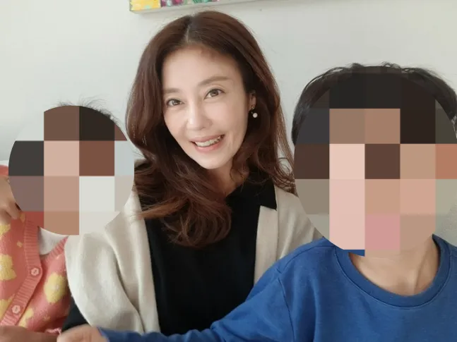 걸그룹 ‘쥬얼리’ 출신 이지현(가운데)과 자녀들. 피앤드케이 ENT 제공