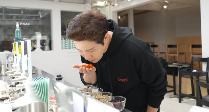 15일 서울 종로구 익선동에서 김경훈 웨이크 대표가 대체 원료를 고르고 있다. 산스가 사용하는 12가지 허브들은 기후 변화가 심화하더라도 하우스 재배가 가능한 제품들이라고 한다. 2025. 04. 15 임승범 기자