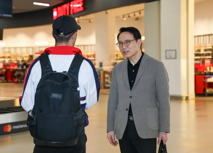 21일 임태희 경기도교육감이 카자흐스탄 알마티 공항에 도착해 아주대에서 공부했던 카자흐스탄 학생의 마중을 받고 있다. (경기도교육청 제공)