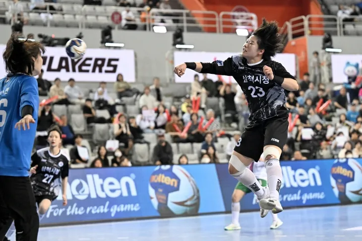 삼척시청의 김민서가 21일 서울올림픽공원핸드볼 전용경기장에서 열린 핸드볼 H리그 여자부 플레이오프 부산시설공단과의 경기에서 슛을 하고 있다. 한국핸드볼연맹 제공