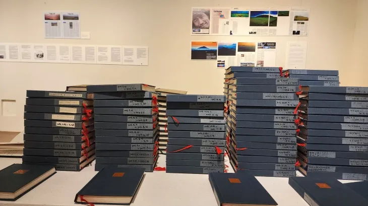 김영갑선생의 20주기를 맞아 김영갑 갤러리 두모악에서 신문기사 등 텍스트와 함께  수백만명이 남긴 방명록을 한쪽에 쌓아 전시하고 있다. 김영갑갤러리두모악 제공