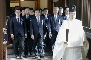 “반성? 그게 뭔데?” 기막힌 日 여론조사…‘총리 야스쿠니 참배’ 찬성 62%