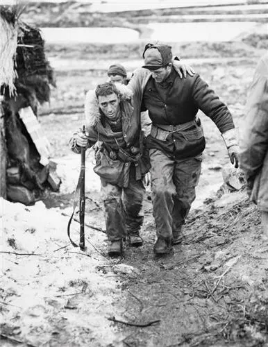 한국전 당시 가평전투에서 전우를 부축하는 윌리엄 크라이슬러 참전용사(오른쪽)/ 재한유엔기념공원관리처