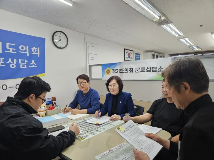 성복임 의원(중앙 왼쪽)이 4월 22일, 관계자들과 함께 시흥~수원 고속화도로 반대의견에 대한 정담회를 진행하고 있다.