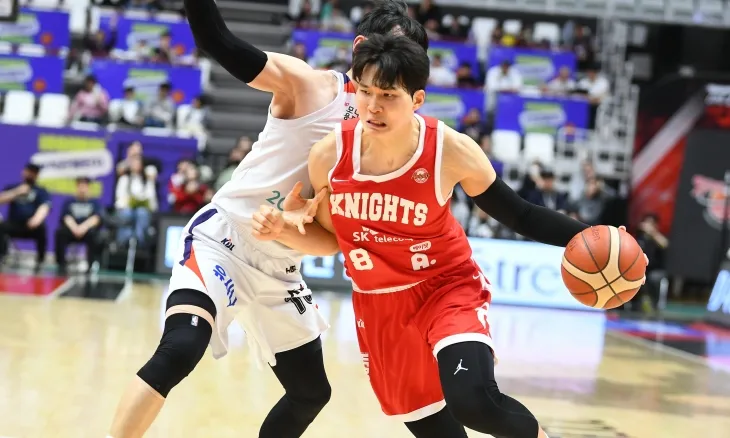 서울 SK 안영준이 지난달 19일 수원케이티아레나에서 열린 2024~25 프로농구 정규시즌 수원 kt와의 원정 경기에서 드리블하고 있다. KBL 제공