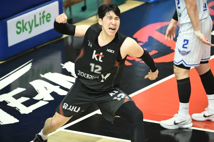 수원 kt 문정현이 20일 수원 케이티아레나에서 열린 2024~25 프로농구 6강 플레이오프 5차전 대구 한국가스공사와의 홈 경기에서 득점한 뒤 포효하고 있다. KBL 제공