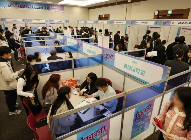 청년 구직자들로 붐비는 채용박람회장