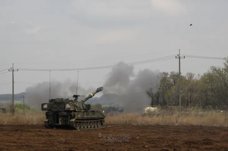 육군 1군단은 21일, 경기도 파주에서 포탄 사격훈련을 실시했다. 이번 훈련은 ‘9.19 군사합의’로 사격이 중단되었던 美스토리사격장 표적지에 7년만에 재개된 사격이다. 사진은 1사단 K55A1자주포가 포탄을 발사하고 있는 모습이다. 2025.4.22 (육군 제공)