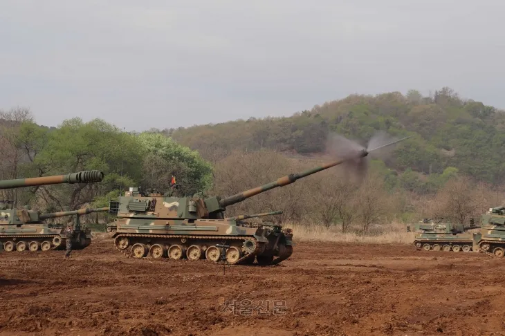 육군 1군단은 21일, 경기도 파주에서 포탄 사격훈련을 실시했다. 이번 훈련은 ‘9.19 군사합의’로 사격이 중단되었던 美스토리사격장 표적지에 7년만에 재개된 사격이다. 사진은 1포병여단 K9A1자주포가 포탄을 발사하고 있는 모습이다. 2025.4.22 (육군 제공)