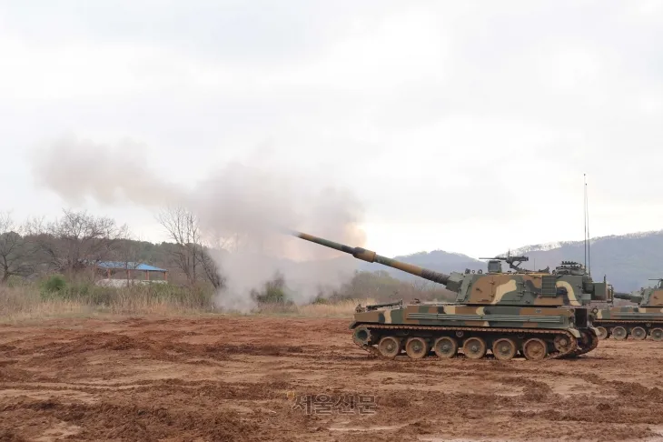 육군 1군단은 21일, 경기도 파주에서 포탄 사격훈련을 실시했다. 이번 훈련은 ‘9.19 군사합의’로 사격이 중단되었던 美스토리사격장 표적지에 7년만에 재개된 사격이다. 사진은 1포병여단 K9A1자주포가 포탄을 발사하고 있는 모습이다. 2025.4.22 (육군 제공)