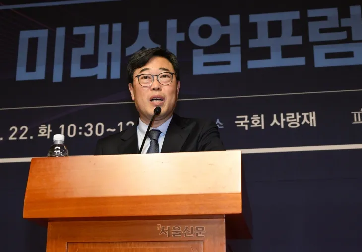 김기식 국회미래연구원장이 22일 서울 여의도 국회 사랑재에서 열린 국회 미래산업포럼 발족식에서 발제를 하고 있다. 2025.4.22 안주영 전문기자