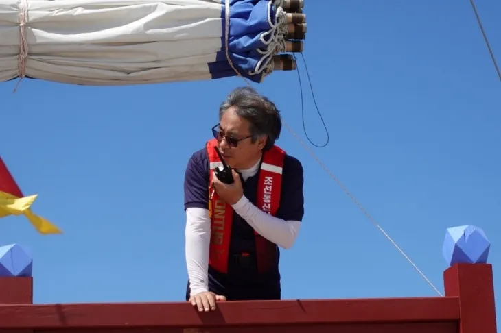 2015년부터 관련 연구를 해 온 홍순재 국립해양문화재연구소 연구사가 조선통신사선에서 운항을 위한 점검을 하고 있다. 국립해양문화재연구소 제공