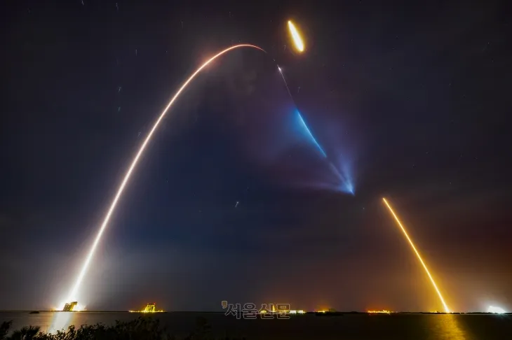 우리 군의 정찰위성 4호기를 탑재한 미국 우주기업 스페이스Ⅹ의 발사체 ‘팰컨9’이 한국시간 22일 오전 9시 48분(현지시간 21일 오후 8시 48분) 미국 플로리다주 케이프커내버럴 우주군 기지에서 발사되고 있다. 2025.4.22 SpaceX X(구트위터) 캡처