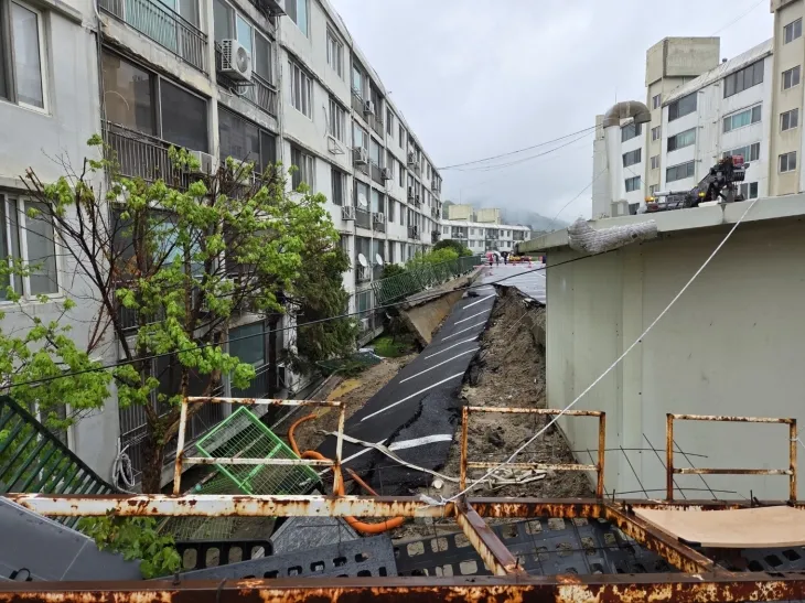 22일 오후 아파트 주차장 옹벽 붕괴 사고가 발생한 경기 남양주시 화도읍의 한 아파트 단지 주차장 모습. 2025.4.22 연합뉴스