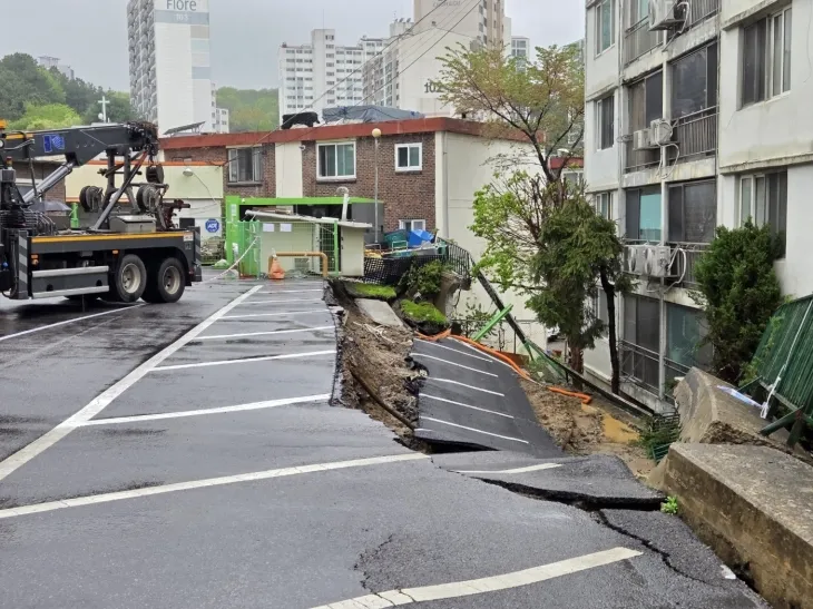 22일 오후 아파트 주차장 옹벽 붕괴 사고가 발생한 경기 남양주시 화도읍의 한 아파트 단지 주차장 모습. 2025.4.22 연합뉴스