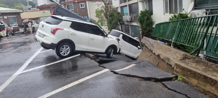 22일 오후 경기도 남양주시 화도읍의 한 아파트에서 지상 주차장의 옹벽이 무너져 내려 차량이 파손되어 있다. 2025.4.22 경기도북부소방재난본부 제공