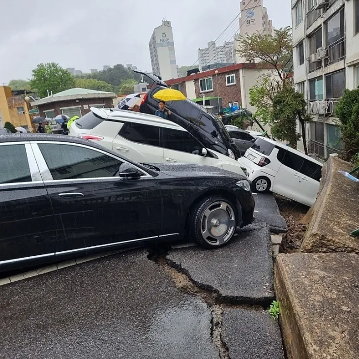 22일 오후 1시 10분쯤 경기 남양주시 화도읍의 한 아파트 지상 주차장의 옹벽이 무너져 내렸다. 이 사고로 주차된 차량 6대가 옹벽과 함께 아래로 빠져 파손됐다. 2025.4.22 연합뉴스(독자 제공)