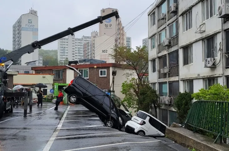 22일 오후 1시 10분쯤 경기 남양주시 화도읍의 한 아파트 지상 주차장의 옹벽이 무너져 내렸다. 이 사고로 주차된 차량 6대가 옹벽과 함께 아래로 빠져 파손됐다. 2025.4.22 경기도북부소방재난본부 제공