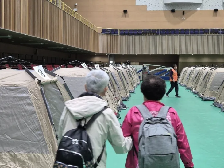 22일 오후 1시 10분쯤 경기 남양주시 화도읍 한 아파트 지상주차장 옹벽이 붕괴됐다. 남양주시는 추가 붕괴를 우려해 주민들을 화도체육문화센터로 대피시켰다. 시는 긴급 안전점검 진행하고 있다. 2025.04.22 뉴스1