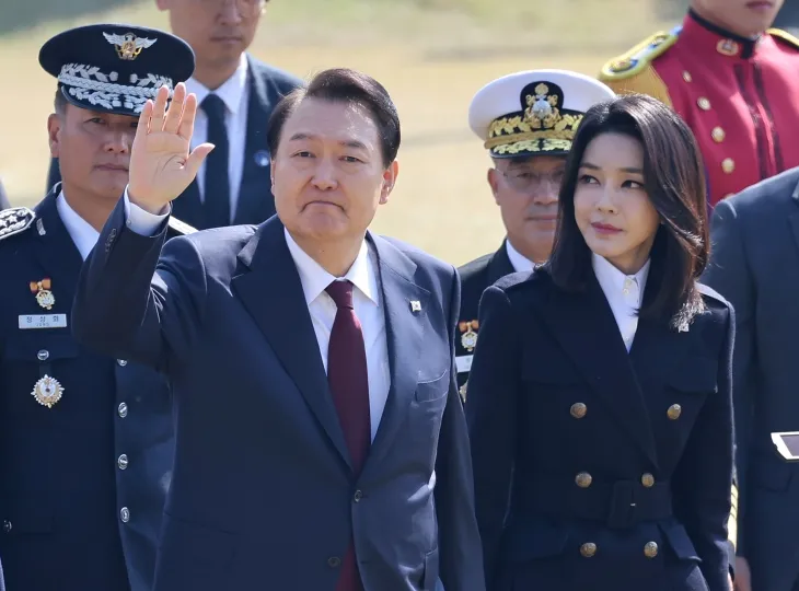 윤석열 대통령과 김건희 여사가 1일 오전 충남 계룡대 대연병장에서 열린 건군 ‘제74주년 국군의 날’ 기념식에 입장하고 있다. 2022.10.1 연합뉴스