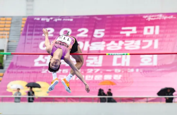 22일 비를 뚫고 세 차례 점프만으로 우승한 우상혁이 2m30 1차 시기에 바를 넘는 모습. 구미 연합뉴스