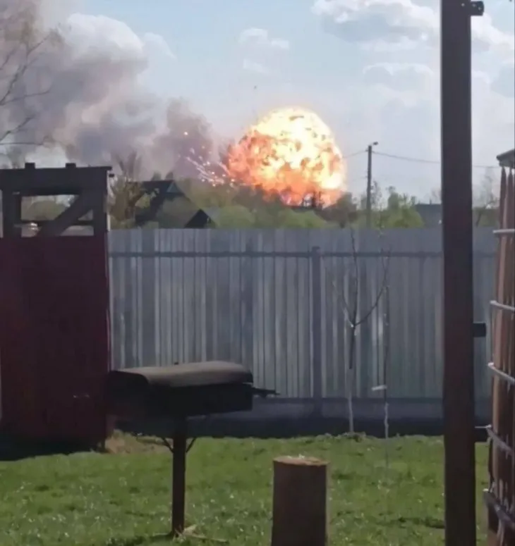 22일(현지시간) 러시아 블라디미르주 키르자흐지구 바르소보 마을에 있는 러시아 국방부 산하 미사일포병총국(GRAU)의 제51 무기고에서 대형 폭발이 발생했다고 러시아, 우크라이나 매체들이 보도했다. 사진은 인근 가정집에서 포착한 폭발 순간. 2025.4.22 텔레그램