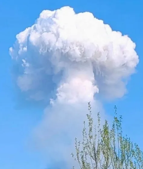 22일(현지시간) 러시아 블라디미르주 키르자흐지구 바르소보 마을에 있는 러시아 국방부 산하 미사일포병총국(GRAU)의 제51 무기고에서 대형 폭발이 발생했다고 러시아, 우크라이나 매체들이 보도했다. 사진은 인근에서 포착된 폭발 연기. 2025.4.22 텔레그램