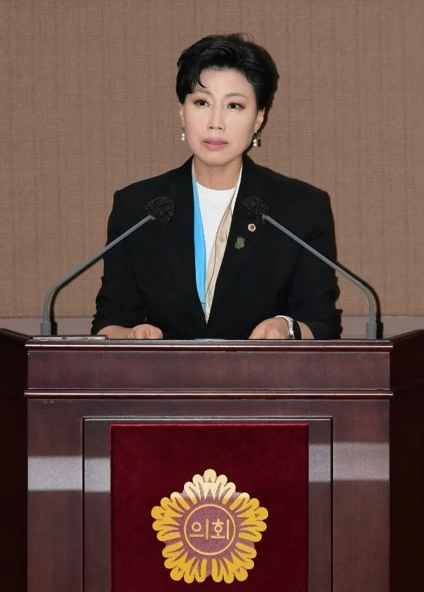 22일 열린 제330회 임시회 제1차 교육위원회 업무보고에서 질의하는 최재란 의원