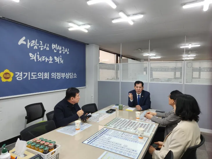 이영봉 의원이 4월 22일, 정담회를 열고 의정부재가장기요양기관협회 성종현 회장과 김남주 부회장, 한승목 부회장과 함께 경기도 장기요양 종사자들의 처우 개선 방안을 논의하고 있다.