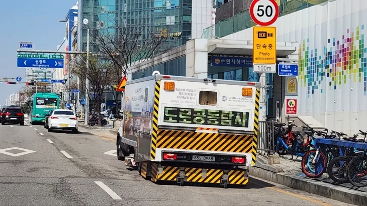 수원시가 GPR을 이용해 대형 공사장 주변 지반을 탐사하고 있다. (수원시 제공)