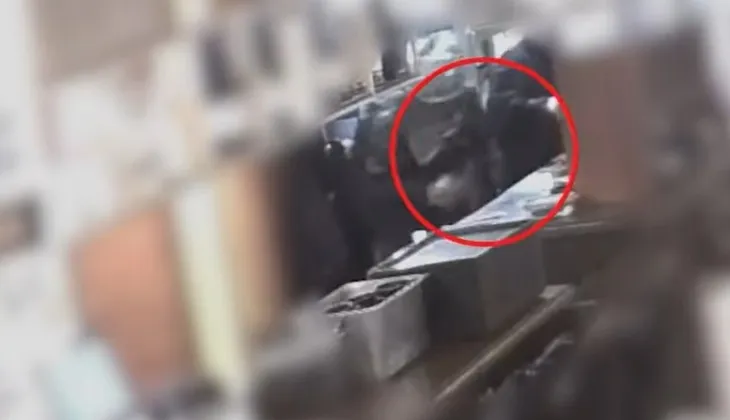 한 남성이 서울의 한 호프집 주방에 들어가 칼을 집어든 모습. 유튜브 채널 ‘경찰청’ 캡처