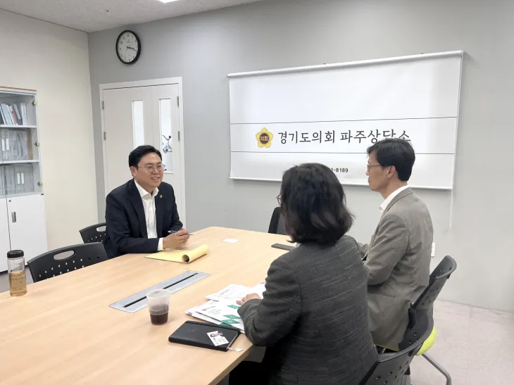 이용욱 의원이 4월 22일, 경기도일자리재단 북부사업본부장과 경기도기술학교장과의 정담회를 진행하고 있다.