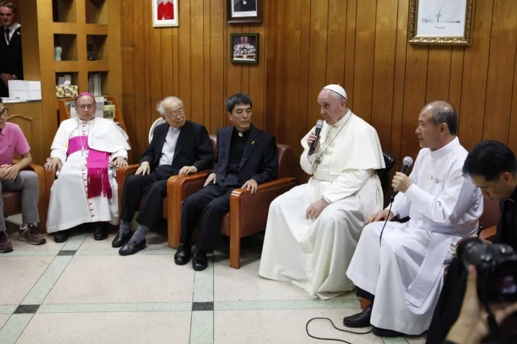 프란치스코 교황이 2014년 8월 15일 서울 마포구 예수회 서강대 공동체를 깜짝 방문해 예수회원들에게 훈화하고 있다.  예수회 한국관구 제공