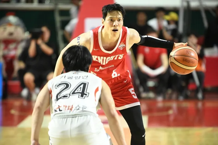 서울 SK 김선형이 23일 서울 잠실학생체육관에서 열린 2024~25 프로농구 4강 PO 1차전 kt와의 홈 경기에서 조엘 카굴랑안을 상대로 드리블하고 있다. KBL 제공