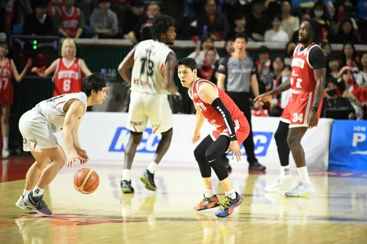 서울 SK 김선형이 23일 서울 잠실학생체육관에서 열린 2024~25 프로농구 4강 플레이오프 1차전 수원 kt와의 홈 경기에서 조엘 카굴랑안을 수비하고 있다. KBL 제공