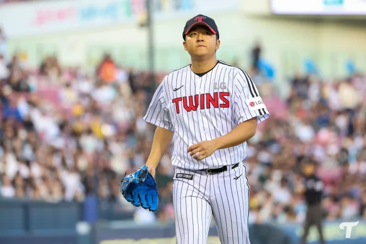 LG 트윈스 송승기가 24일 서울 잠실야구장에서 열린 2025 KBO리그 정규시즌 NC 다이노스와의 홈 경기에서 마운드를 내려오고 있다. LG 트윈스 제공