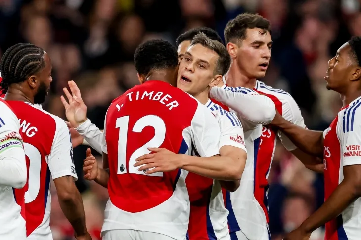 아스널 레안드로 트로사르가 24일(한국시간) 영국 런던 에미레이츠 스타디움에서 열린 2024~25 EPL 34라운드 크리스털 팰리스와의 홈 경기에서 득점한 뒤 동료들과 기뻐하고 있다. EPA 연합뉴스