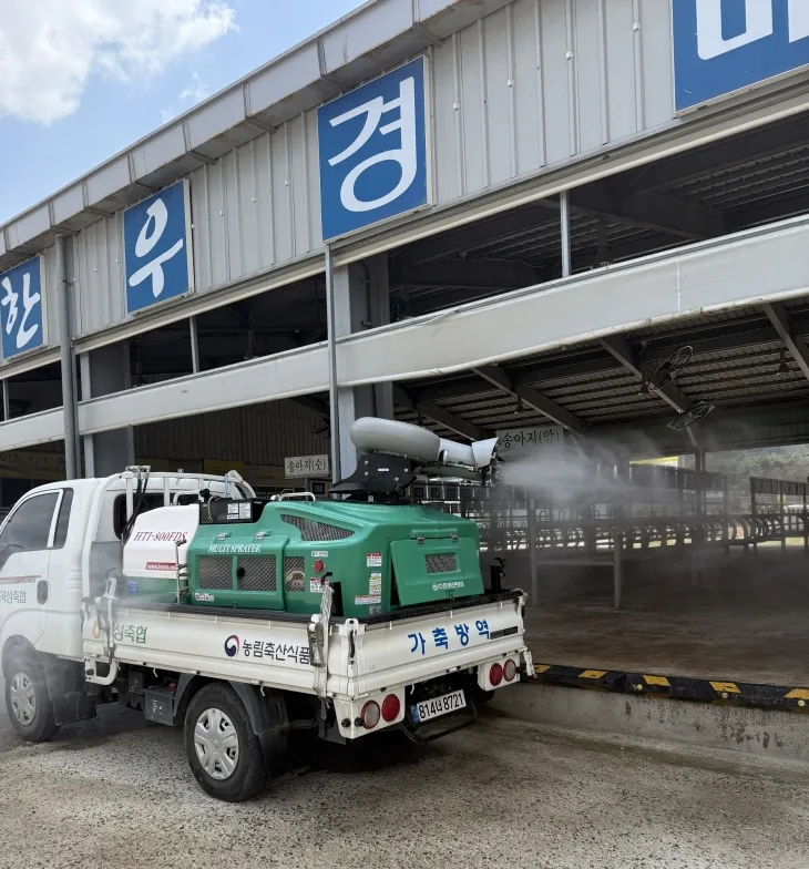 전남도가 가축시장 재개장에 대비해 방역 활동을 하고 있다.