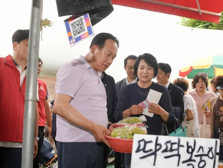 지난해 여름 이권재 오산시장이 오산시  지역화폐 ‘오색전’으로 재래시장에서 장을 보고 있다. (오산시 제공)