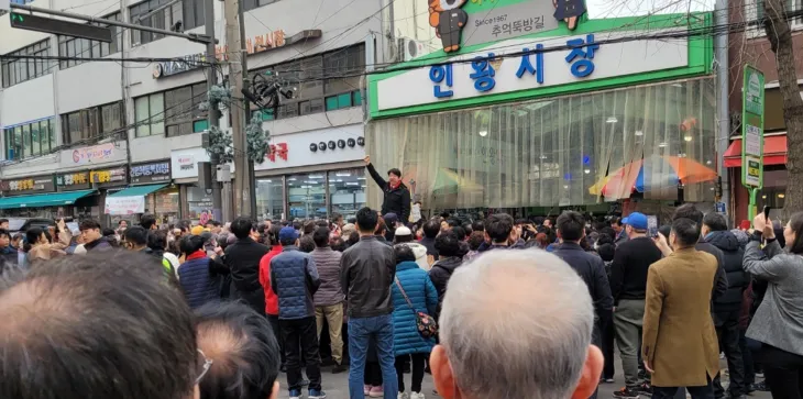 2024년 2월, 유진상가 뒤 인왕시장에서 재정비 지구 지정의 필요성을 연설하는 문성호 서울시의원. 내용과는 무관