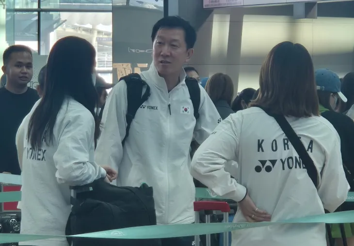 24일 인천국제공항 2터미널에서 출국 수속을 기다리며 안세영(왼쪽)과 대화를 나누고 있는 박주봉(가운데) 신임 배드민턴 국가대표팀 감독. 영종도 박성국 기자
