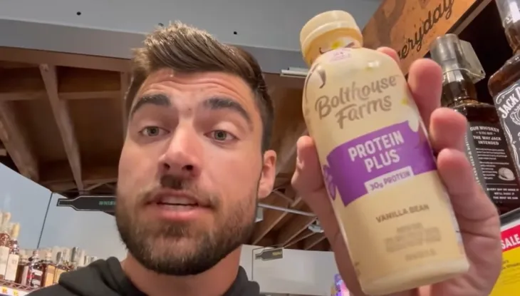 ‘일주일간 단백질 셰이크만 먹기’에 도전한 인플루언서 마이클 알베스가 단백질 셰이크 제품을 들고 있는 모습. 유튜브 채널 ‘킬도저’ 캡처