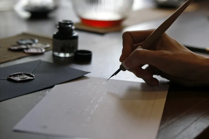 편지쓰기 프로그램 ‘낯선레터와 찻상’은 ‘기록상점 낯선’에서 디자인한 11종의 편지지와 편지봉투 가운데 원하는 세트를 조합해 선택할 수 있다.