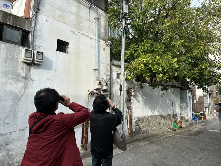 서울 성북문화재단 성북문화예술센터의 ‘행복할 결심’ 참가자들이 지난해 장위동 골목길에서 사진을 찍고 있다. 성북문화재단 제공