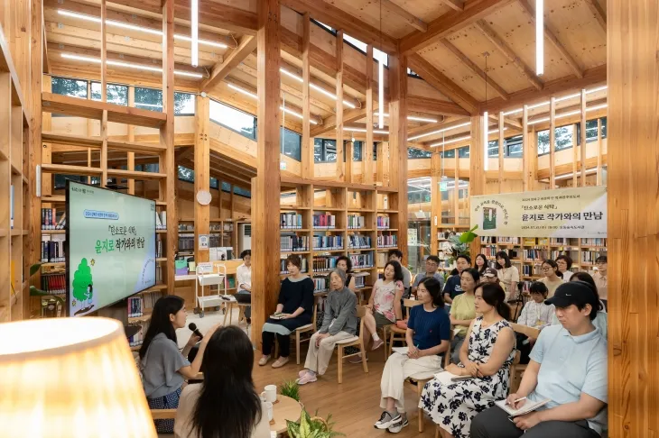 지난해 7월 오동숲속도서관에서 성북구 올해의 한 책 선정을 위한 작가와의 만남 행사가 열리고 있다.  성북문화재단 제공