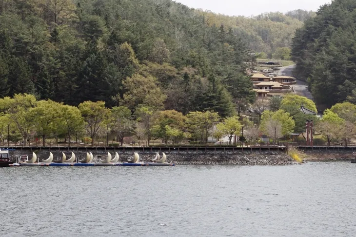 월영교 인근 수변 산책로와 문보트 그리고 안동민속촌이 어우러진 봄 풍경.