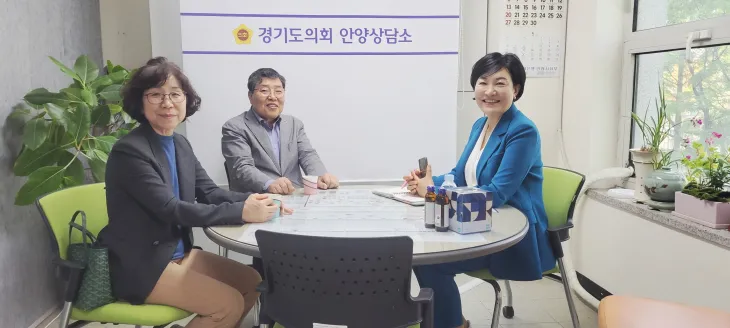 이채명 의원(오른쪽)이 4월 24일 의회 안양상담소에서 한국서예협회 경기도지회장(최명식), 안양지부장(양순영)과 함께 정담회 도중 기념촬영을 하고 있다.