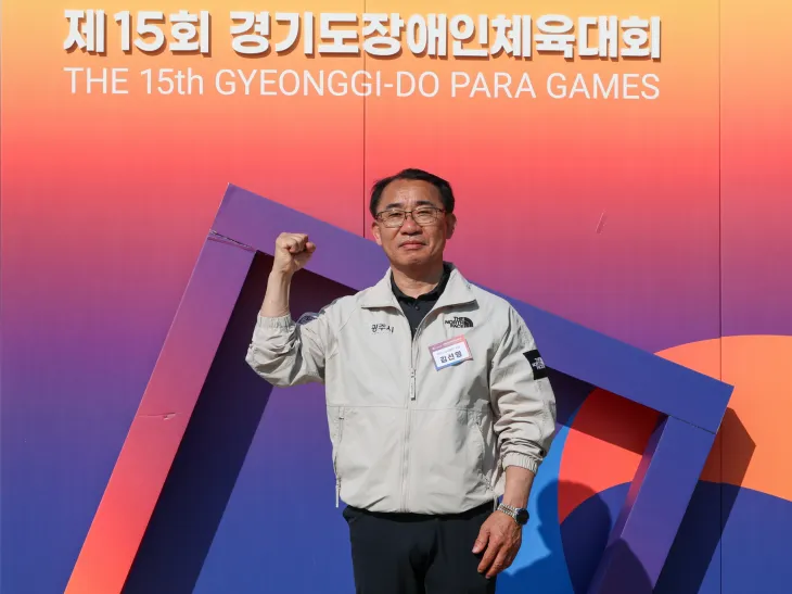 김선영 의원이 4월 24일, 가평군 자라섬에서 열린 ‘제15회 경기도장애인체육대회 2025 가평’ 개회식에 참석해 선수들을 격려하고 화이팅을 외치고 있다.