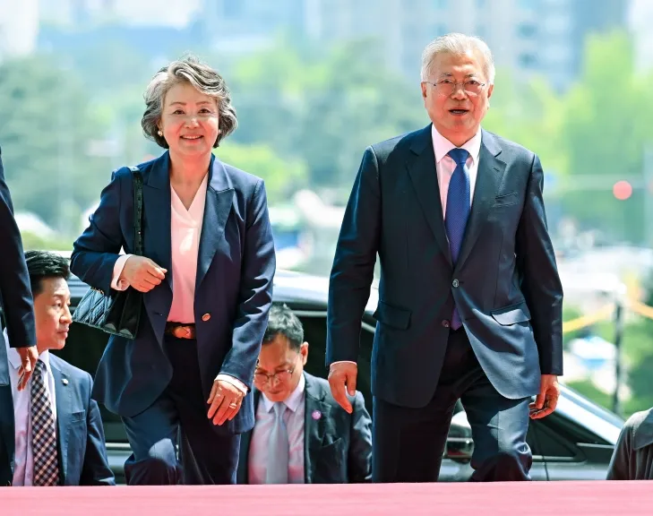 문재인 전 대통령과 김정숙 여사가 25일 서울 여의도 국회에 우원식 국회의장과 면담을 위해 들어서고 있다. 2025.4.25. 국회사진기자단