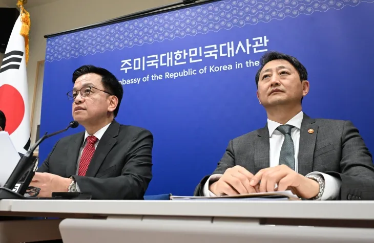 최상목 부총리 겸 기획재정부 장관(왼쪽)이 24일(현지시간) 미국 워싱턴DC 주미대사관에서 열린 ‘한미 2+2 통상협의’ 결과 브리핑에서 발언하고 있다. 오른쪽은 안덕근 산업통상자원부 장관. 2025.4.25. (사진=기획재정부 제공)
